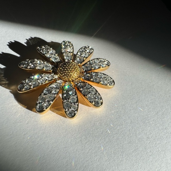 Stunning gold tone SWAROVSKI flower brooch pin - Picture 9 of 14